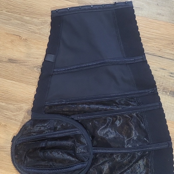 GODDESS Black Lace Underwire Structured Bustier Bra with Detachable Straps - 38C - Picture 10 of 14